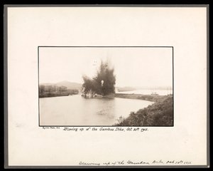 在1913年10月10日巴拿马运河建设期间，在鼓泡的Gamboa堤防爆炸的视图（银色明胶印刷品） 作者 拜伦公司